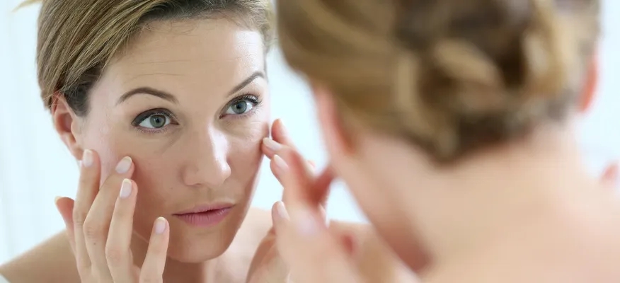 Common Signs of Aging and Its Treatments For Younger-looking Skin